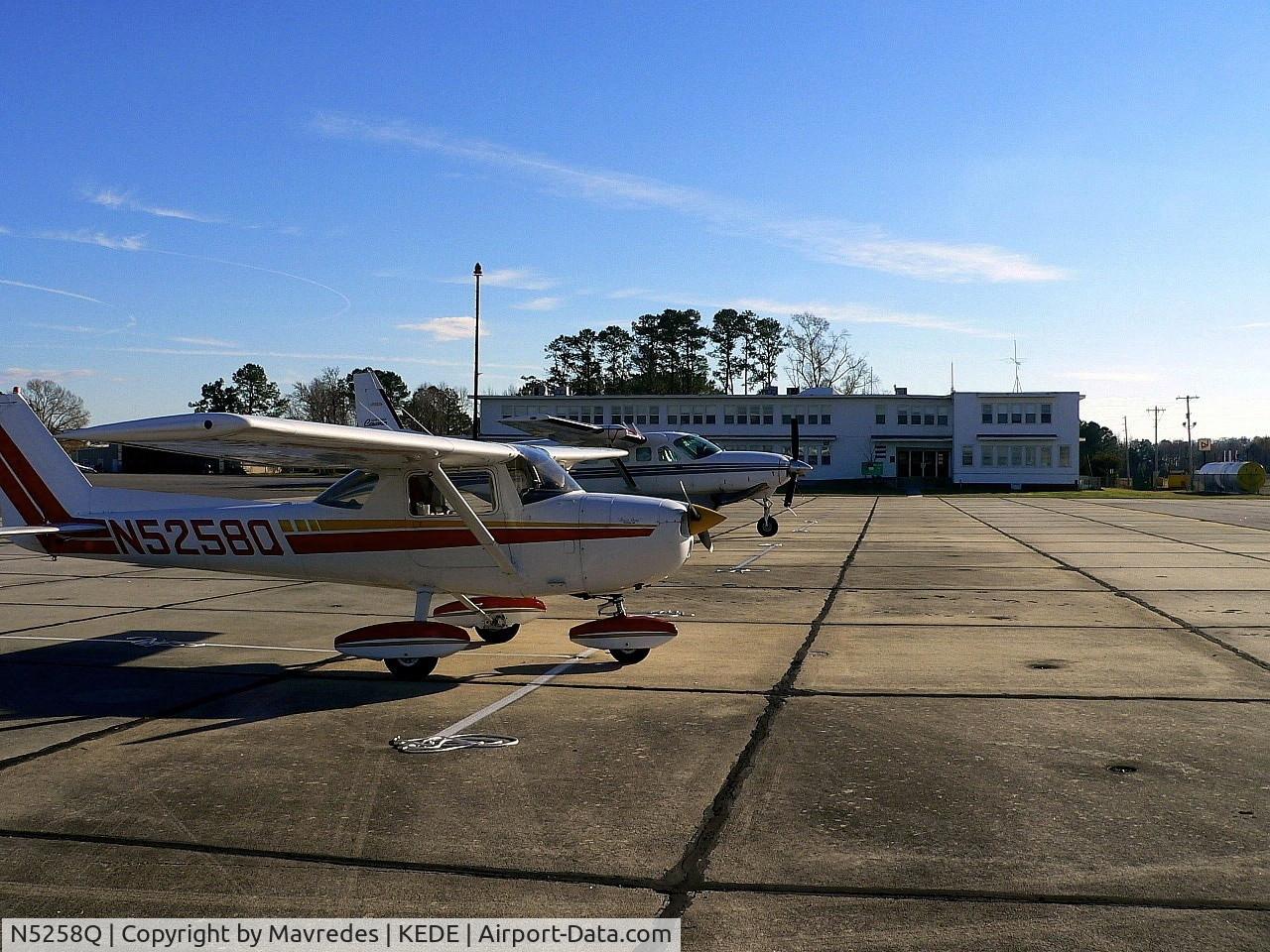 N5258Q, 1972 Cessna 150L C/N 15073158, Sitting on the Ramp at Edenton, NC with the big boys....