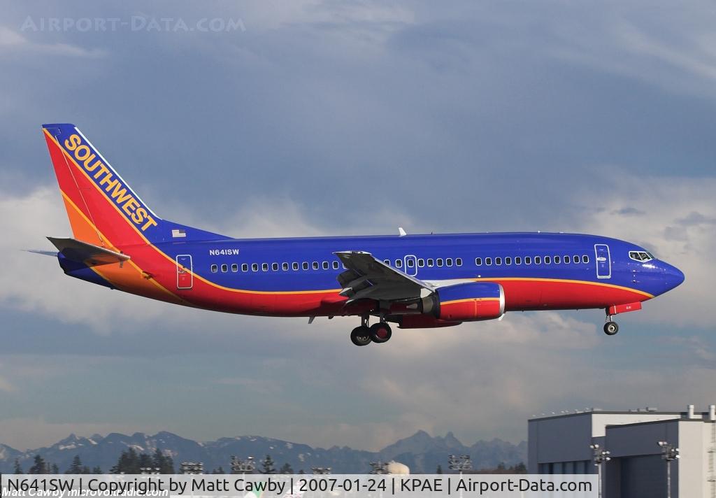 N641SW, 1996 Boeing 737-3H4 C/N 27714, Landing at Paine Field after a check flight