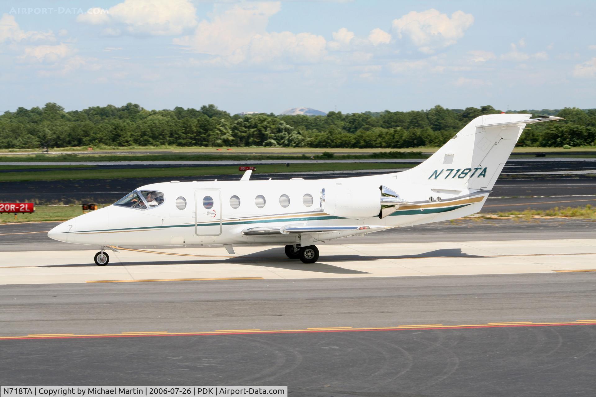 N718TA, 1998 Raytheon Aircraft Company 400A C/N RK-195, Taxing to Epps Air Service