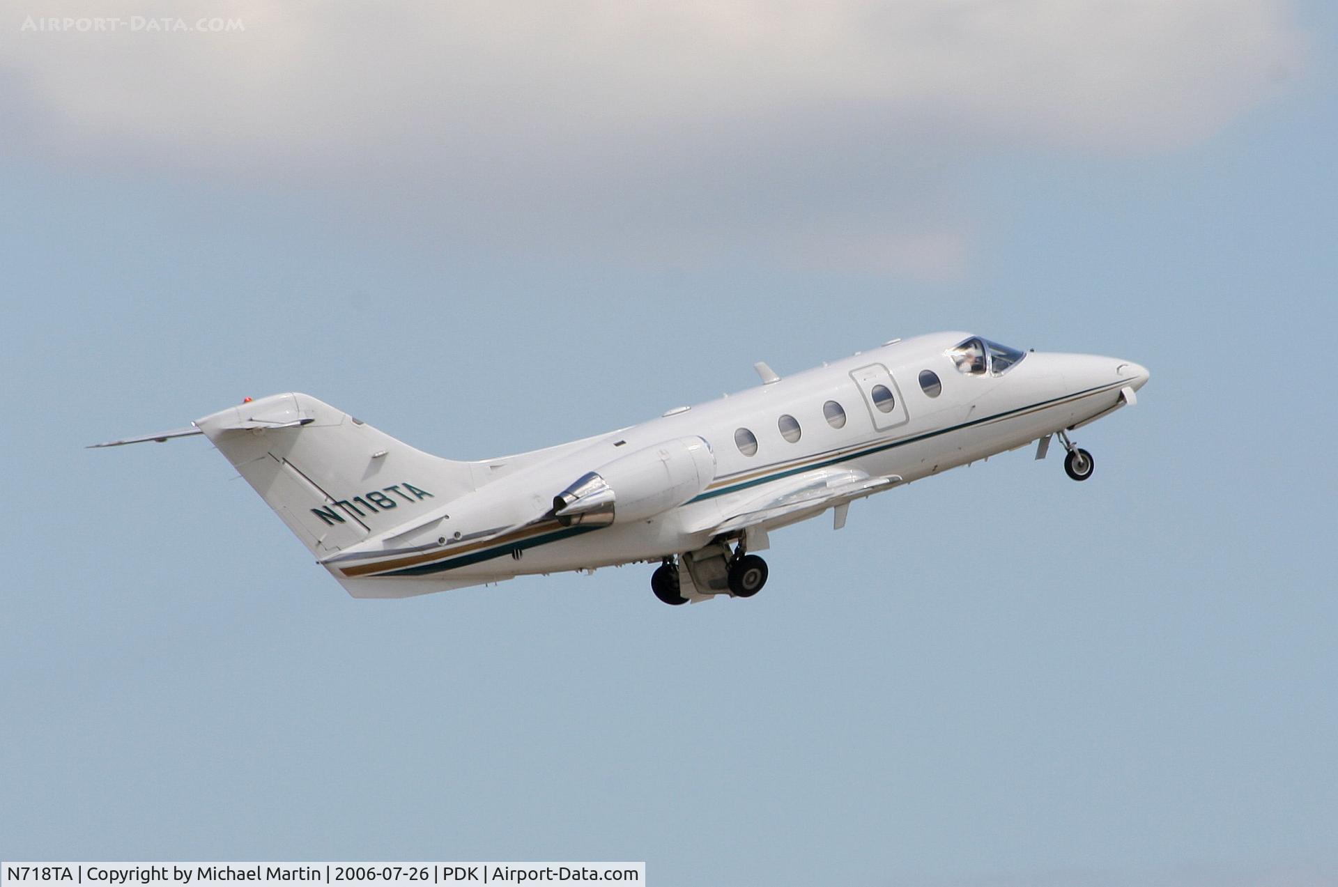 N718TA, 1998 Raytheon Aircraft Company 400A C/N RK-195, Taking off from Runway 20L