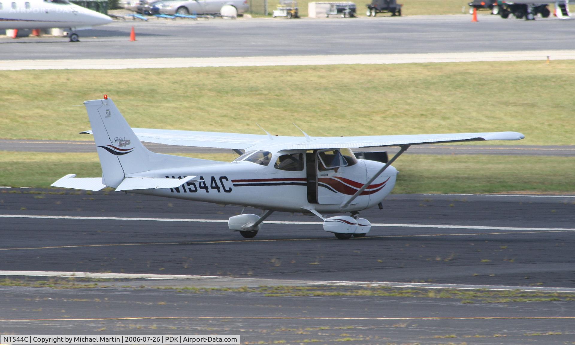 N1544C, 2000 Cessna 172S C/N 172S8365, Taxing to Runway 20R