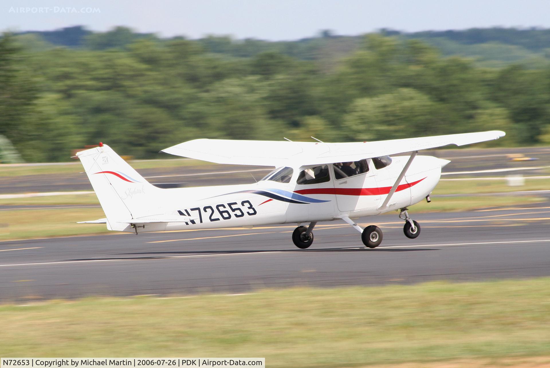 N72653, 1999 Cessna 172R C/N 17280807, Taking off from Runway 20R