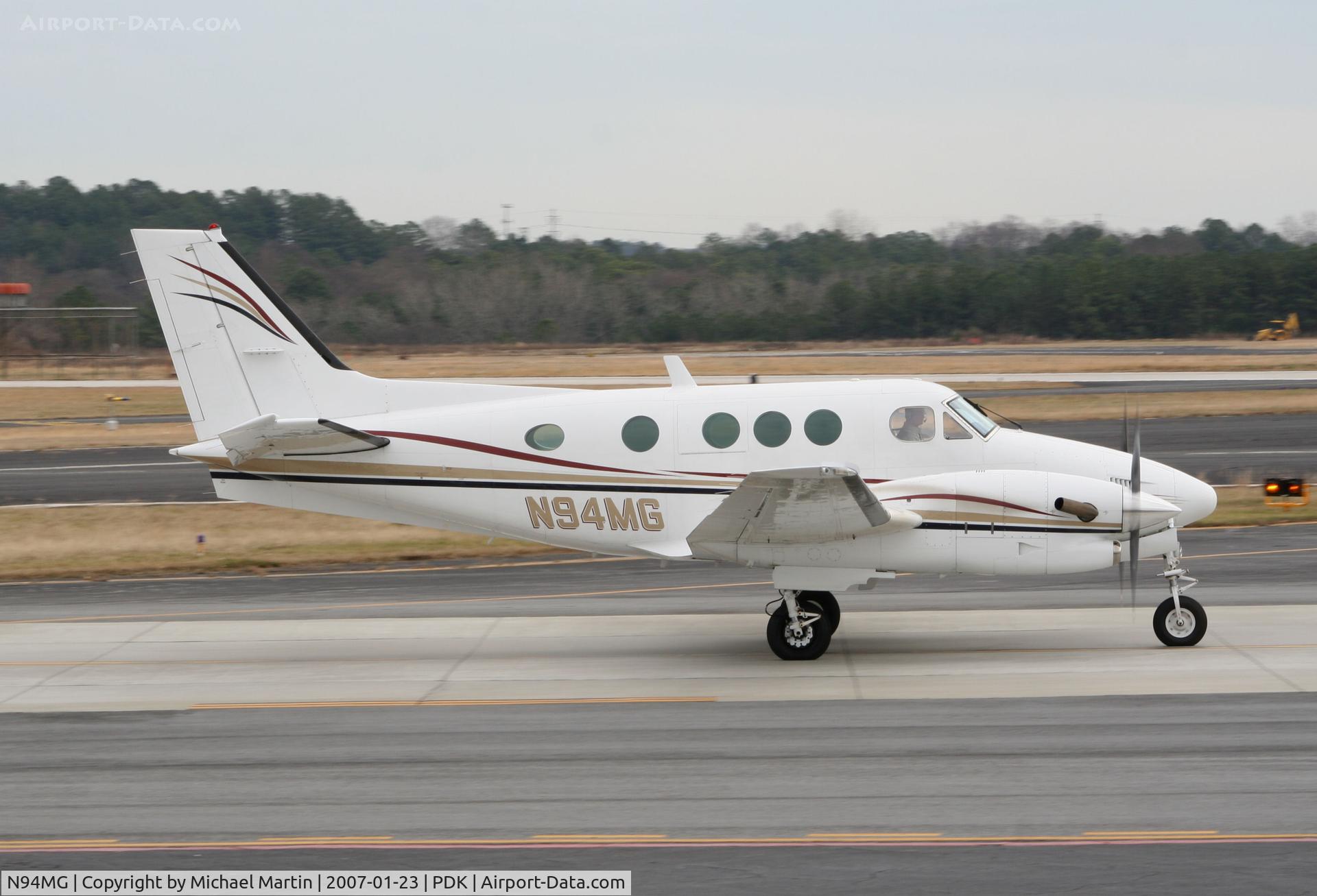 N94MG, 1990 Beech C90A King Air C/N LJ-1229, Taxing to Runway 2R