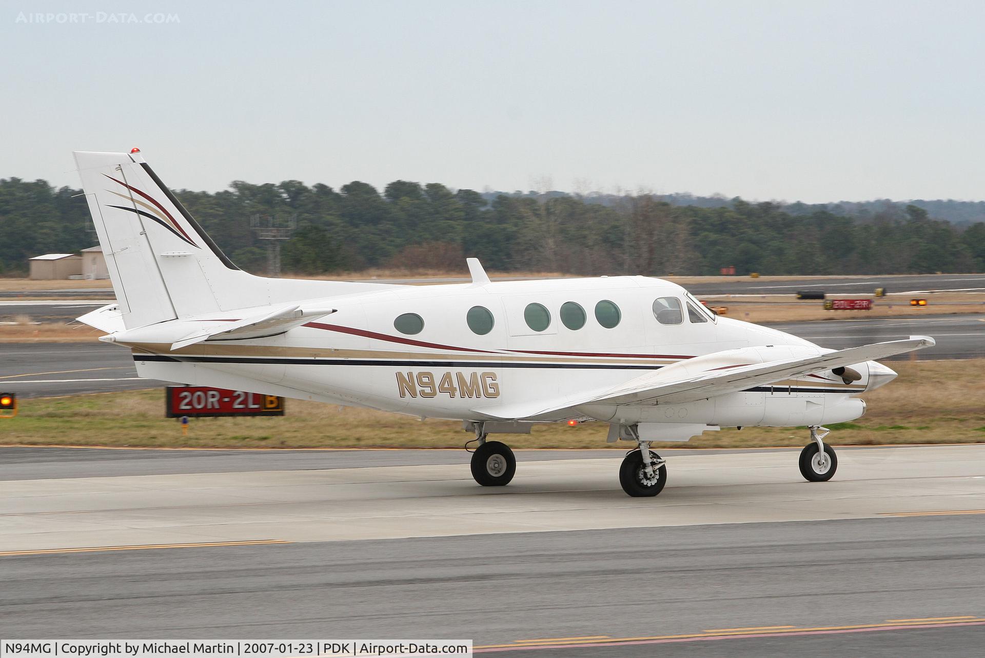 N94MG, 1990 Beech C90A King Air C/N LJ-1229, Taxing to Runway 2R