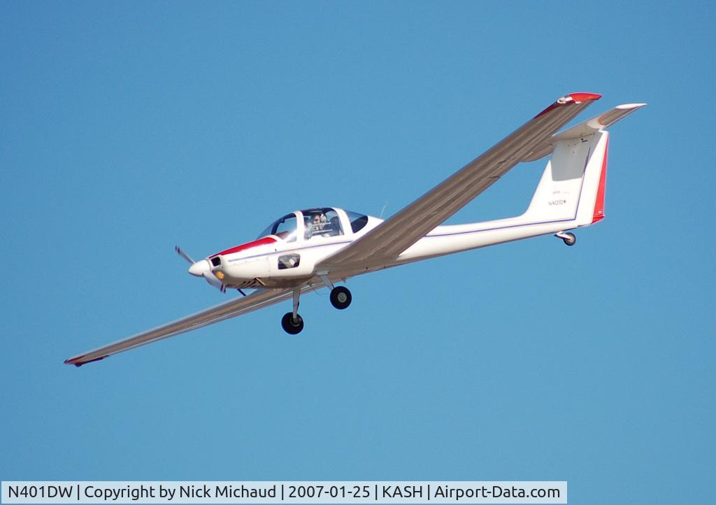 N401DW, Grob G-109B C/N 6292, 401DW on final to 32