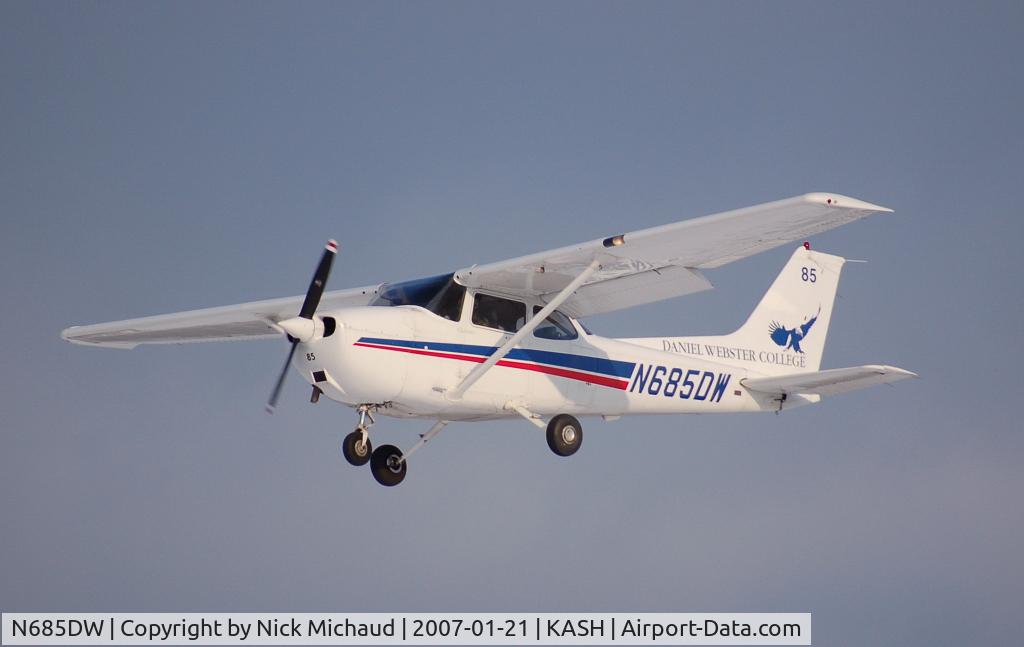 N685DW, 2000 Cessna 172R C/N 17280946, DWC Cessna landing 32