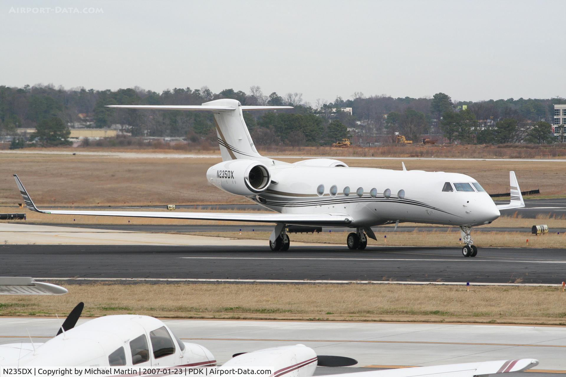 N235DX, 2005 Gulfstream Aerospace GV-SP (G550) C/N 5085, Taxing to Mercury Air Center
