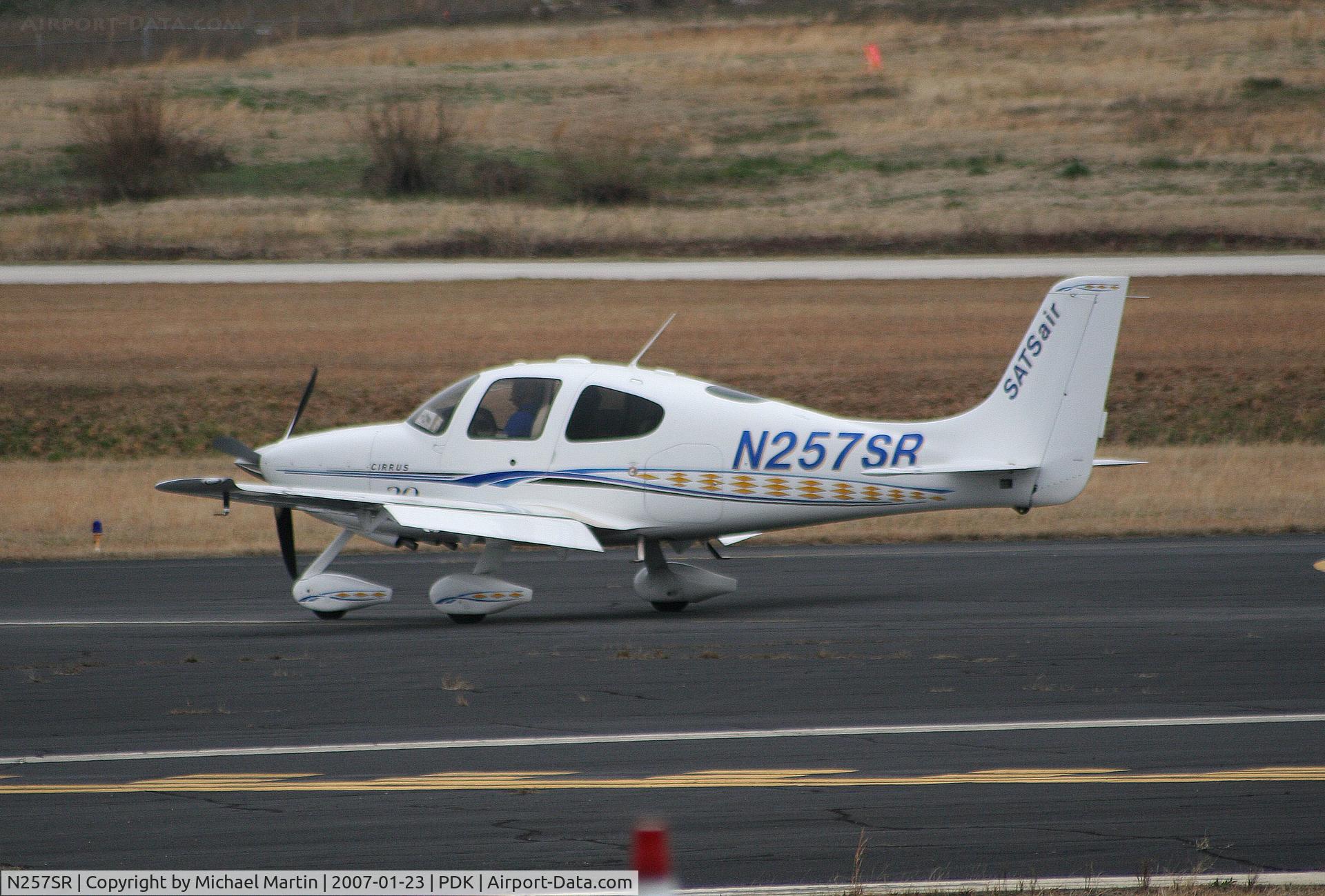 N257SR, 2006 Cirrus SR22 C/N 2132, AirCab 27 Taxing to Signature Flight Services