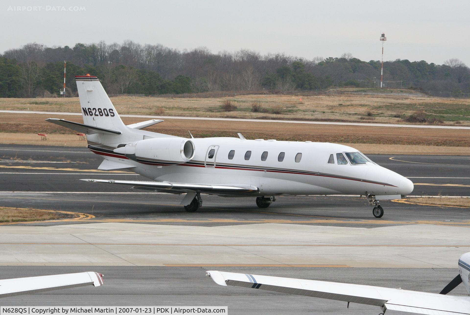 N628QS, 2002 Cessna 560XL C/N 560-5305, Taxing to Runway 2R