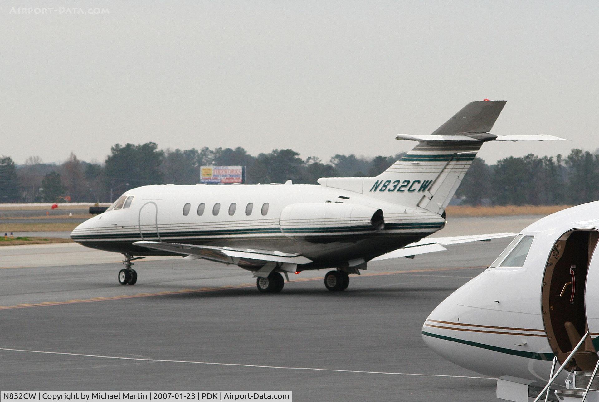 N832CW, 1999 Raytheon Hawker 800XP C/N 258432, Taxing to Runway 2R