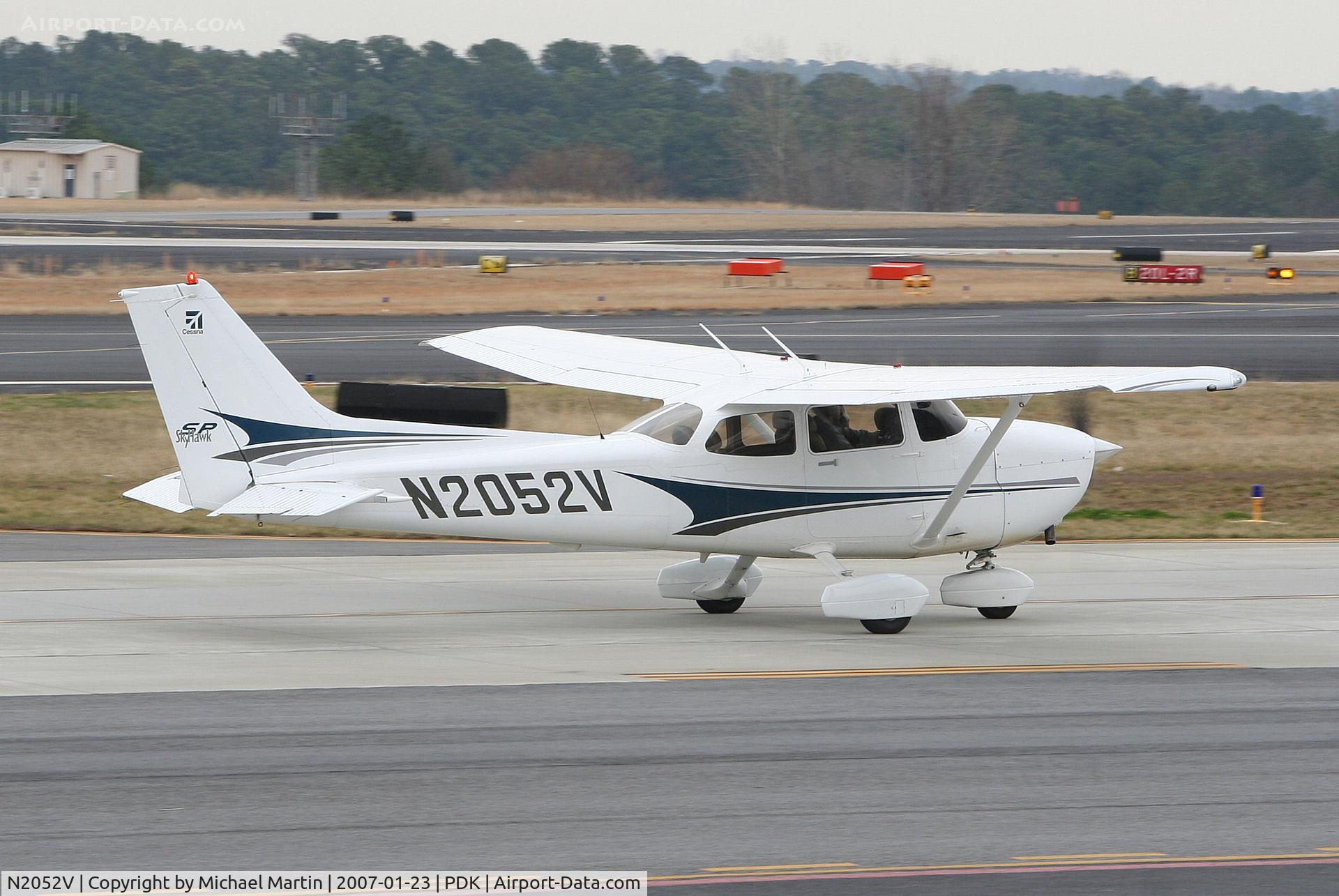 N2052V, 2004 Cessna 172S C/N 172S9583, Taxing to Runway 2L