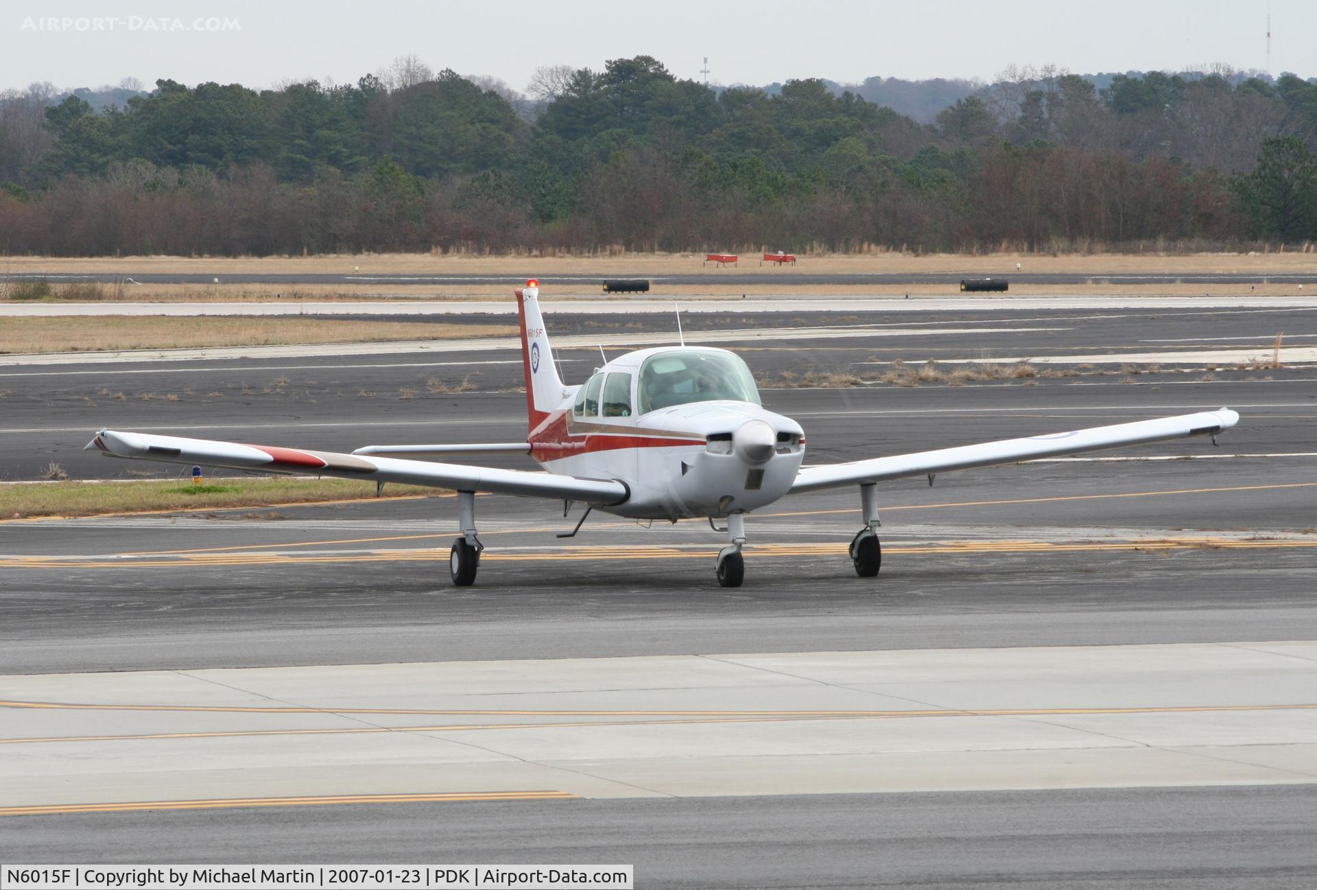 N6015F, 1979 Beech C23 Sundowner 180 Sundowner 180 C/N M-2134, Taxing to Mercury Air Center