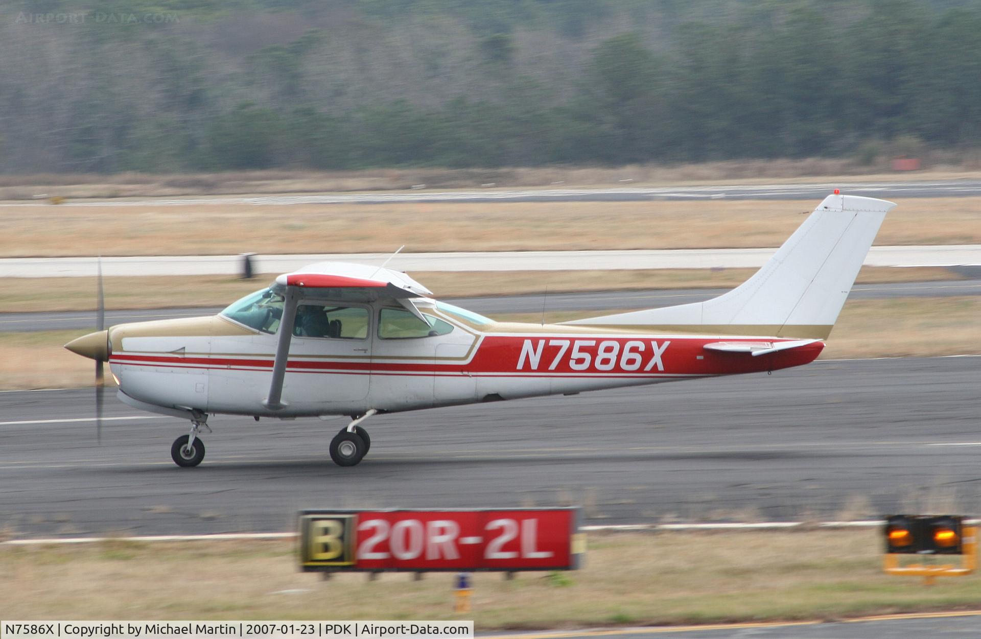 N7586X, 1977 Cessna R182 Skylane RG C/N R18200107, Landing Runway 2L