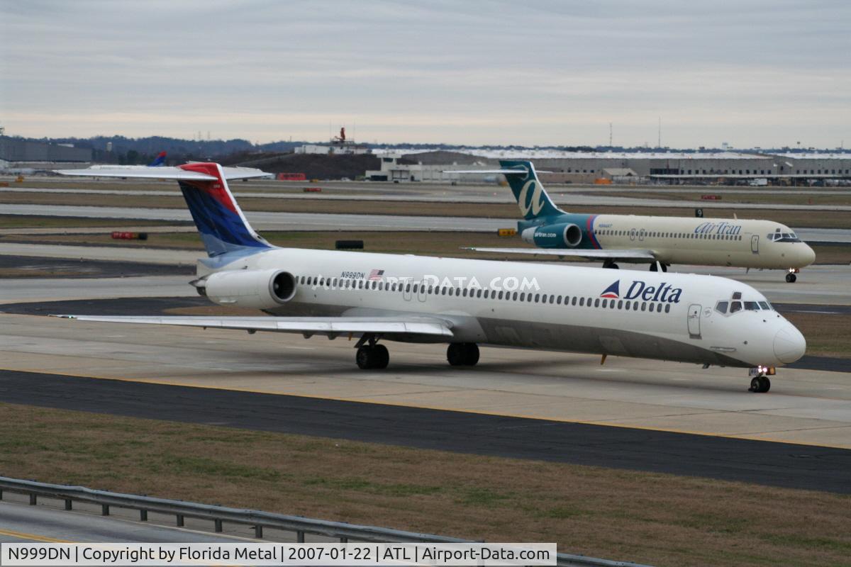 N999DN, 1992 McDonnell Douglas MD-88 C/N 53371, Delta MD-80
