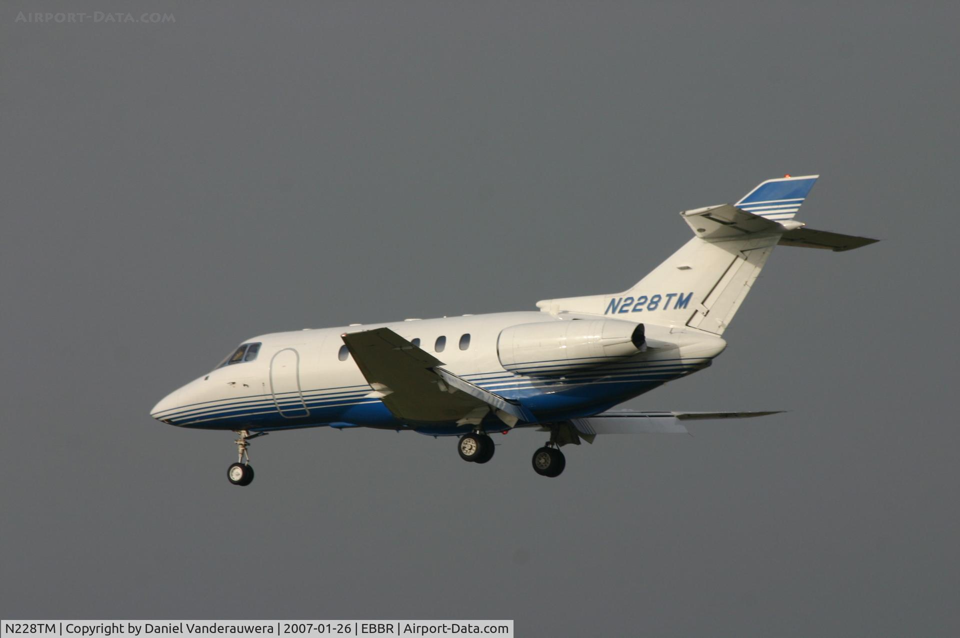 N228TM, 2000 Raytheon Hawker 800XP C/N 258458, descending to rwy 25L