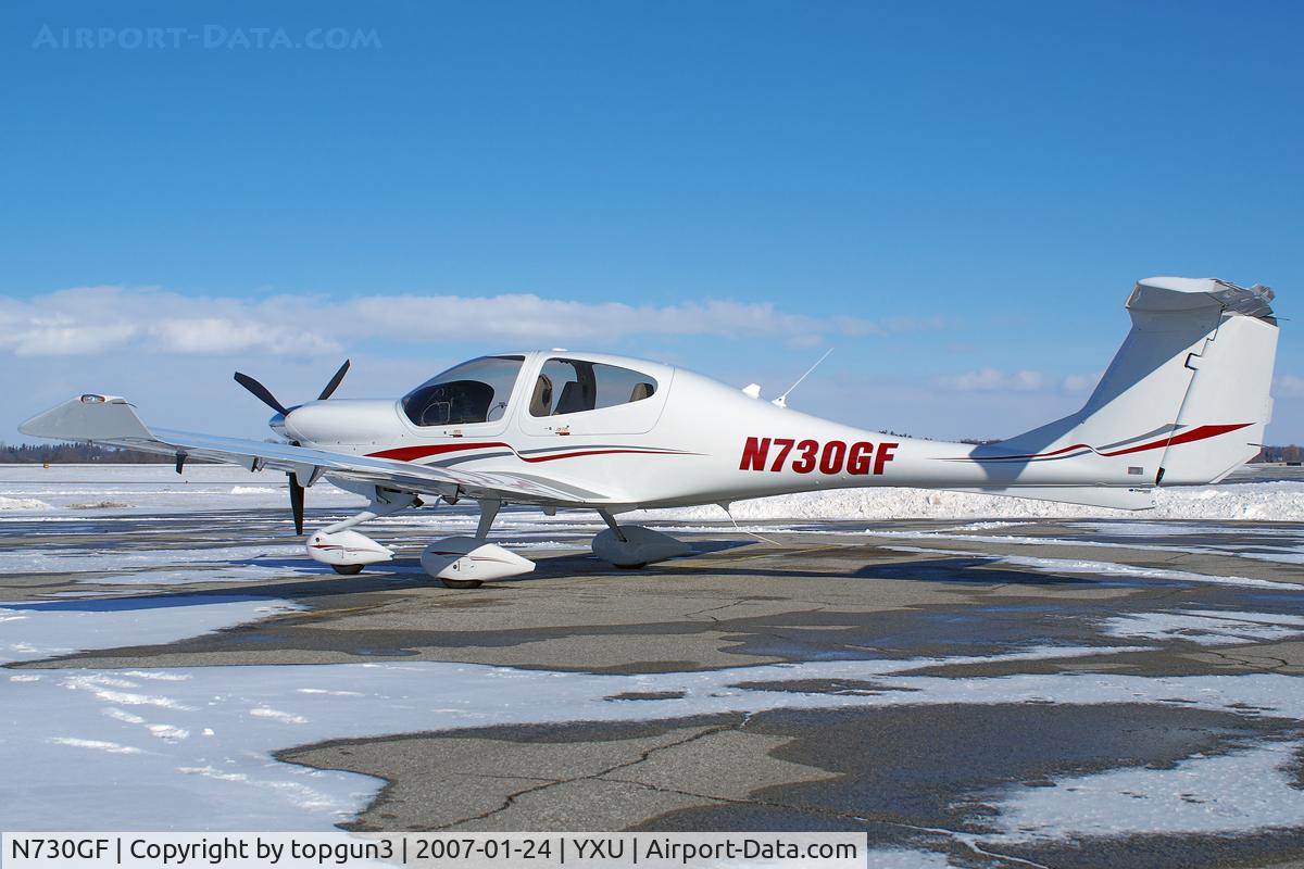 N730GF, Diamond DA-40 Diamond Star C/N 40.730, In front of Katana Kafe