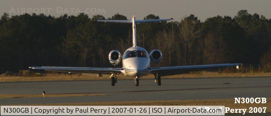 N300GB, 1999 Raytheon Aircraft Company 400A C/N RK-262, Turning off the Runway, coming in for the night