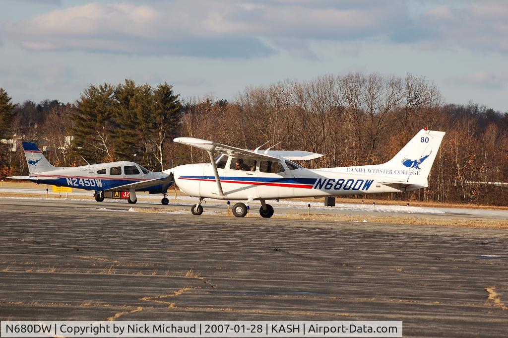 N680DW, 2000 Cessna 172R C/N 17280941, Two DWC planes holding at 32