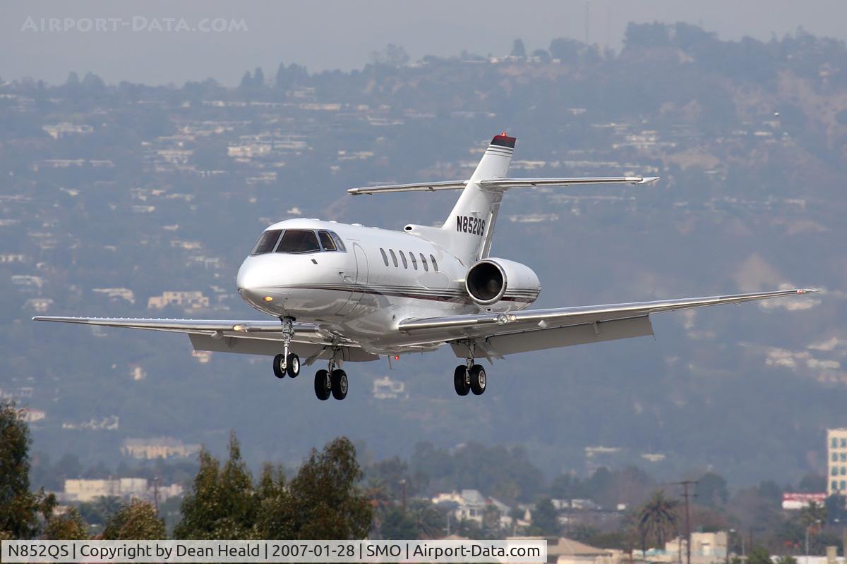 N852QS, 1999 Raytheon Hawker 800XP C/N 258452, NetJets Aviation N852QS (1999 Raytheon Hawker 800XP) on short-final to RWY 21 after a short flight from Los Angeles Int'l (KLAX).