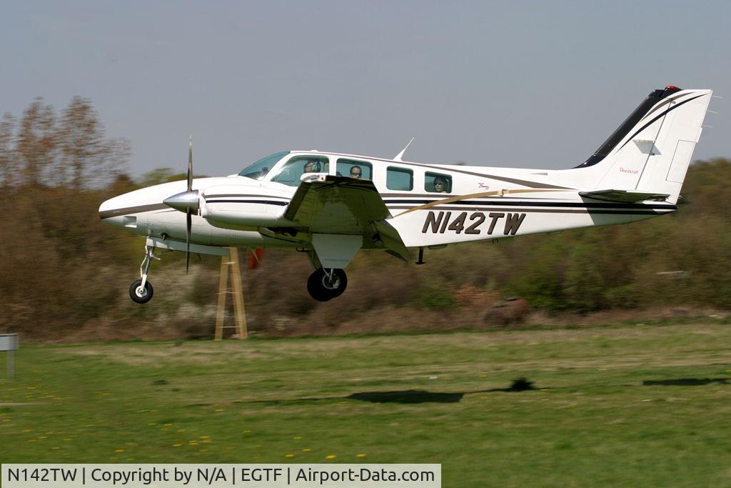 N142TW, 1998 Raytheon Aircraft Company 58 C/N TH-1841, Landing at Fairoaks