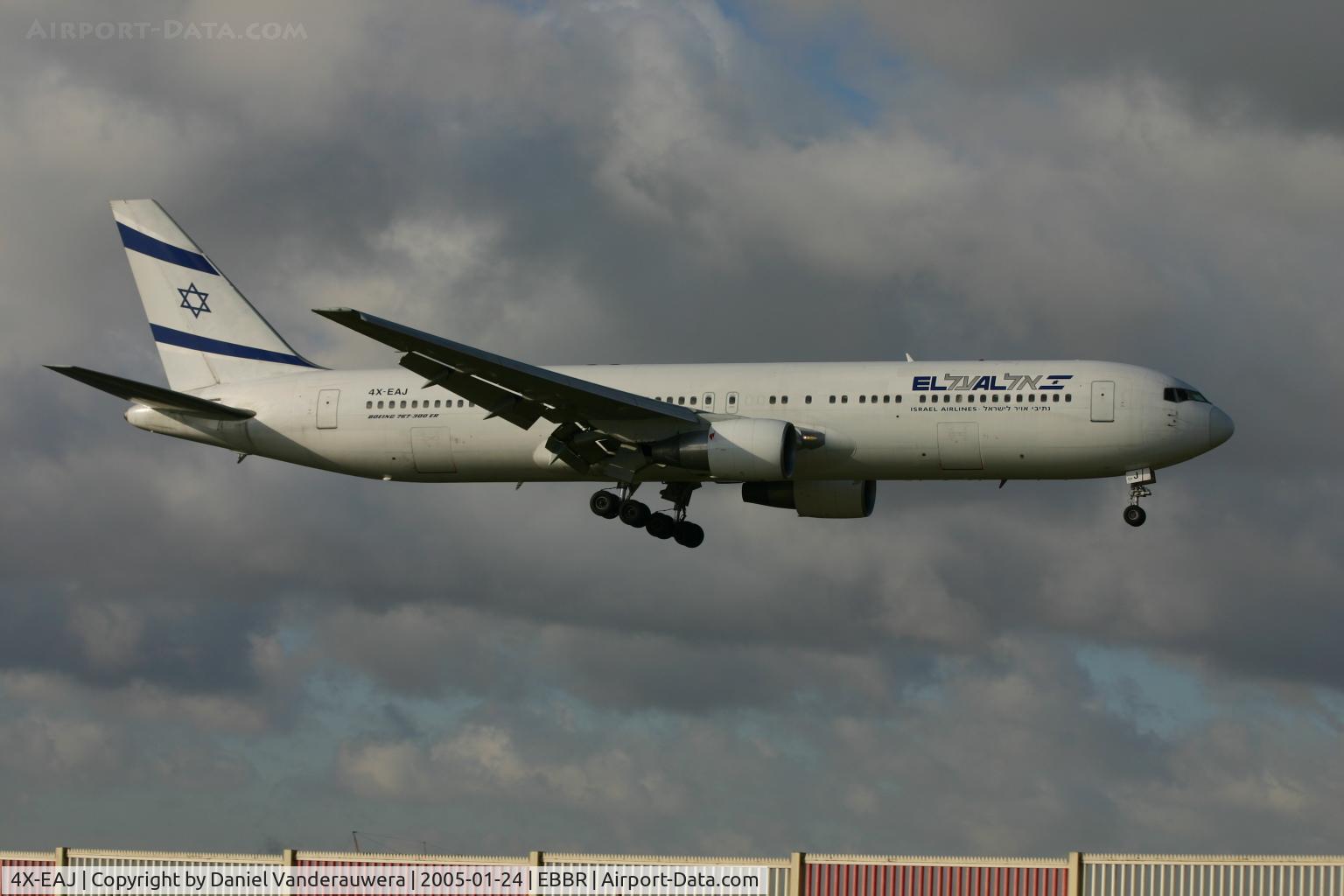 4X-EAJ, 1991 Boeing 767-330/ER C/N 25208/381, descending to rwy 02