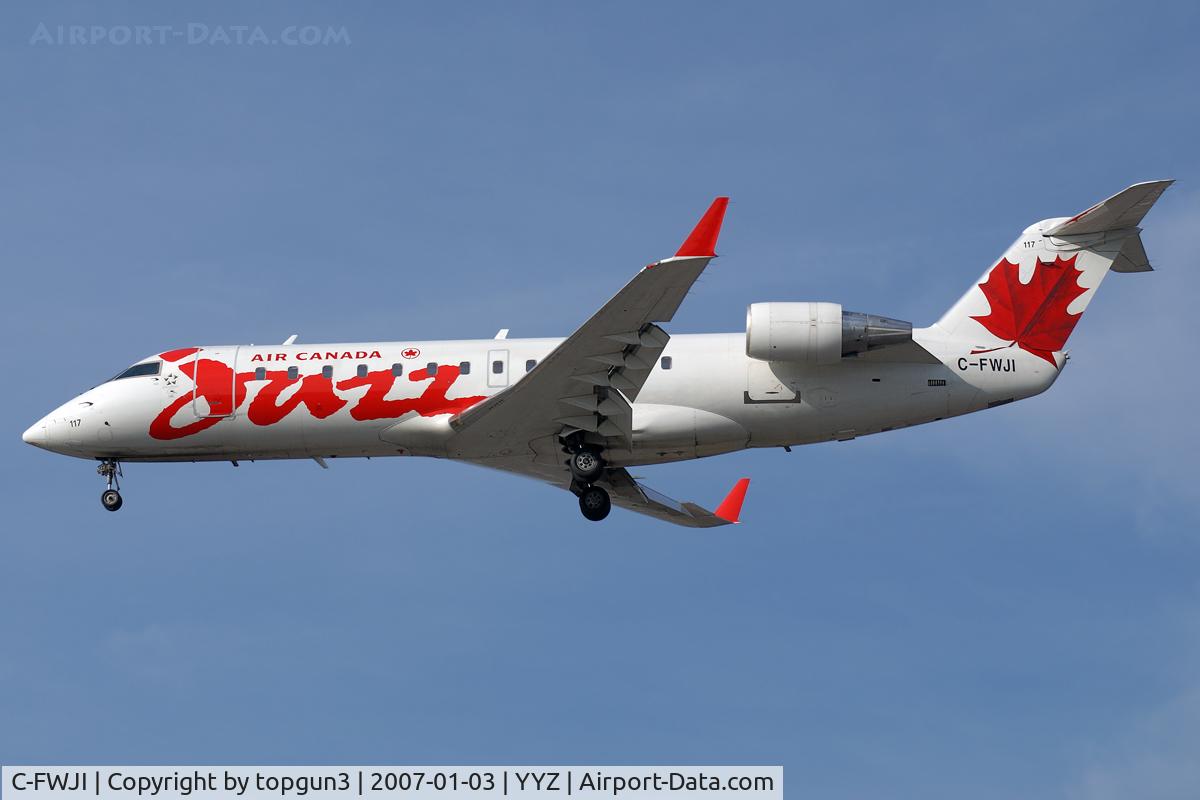 C-FWJI, 1995 Canadair CRJ-100ER (CL-600-2B19) C/N 7096, Short final for RWY23.