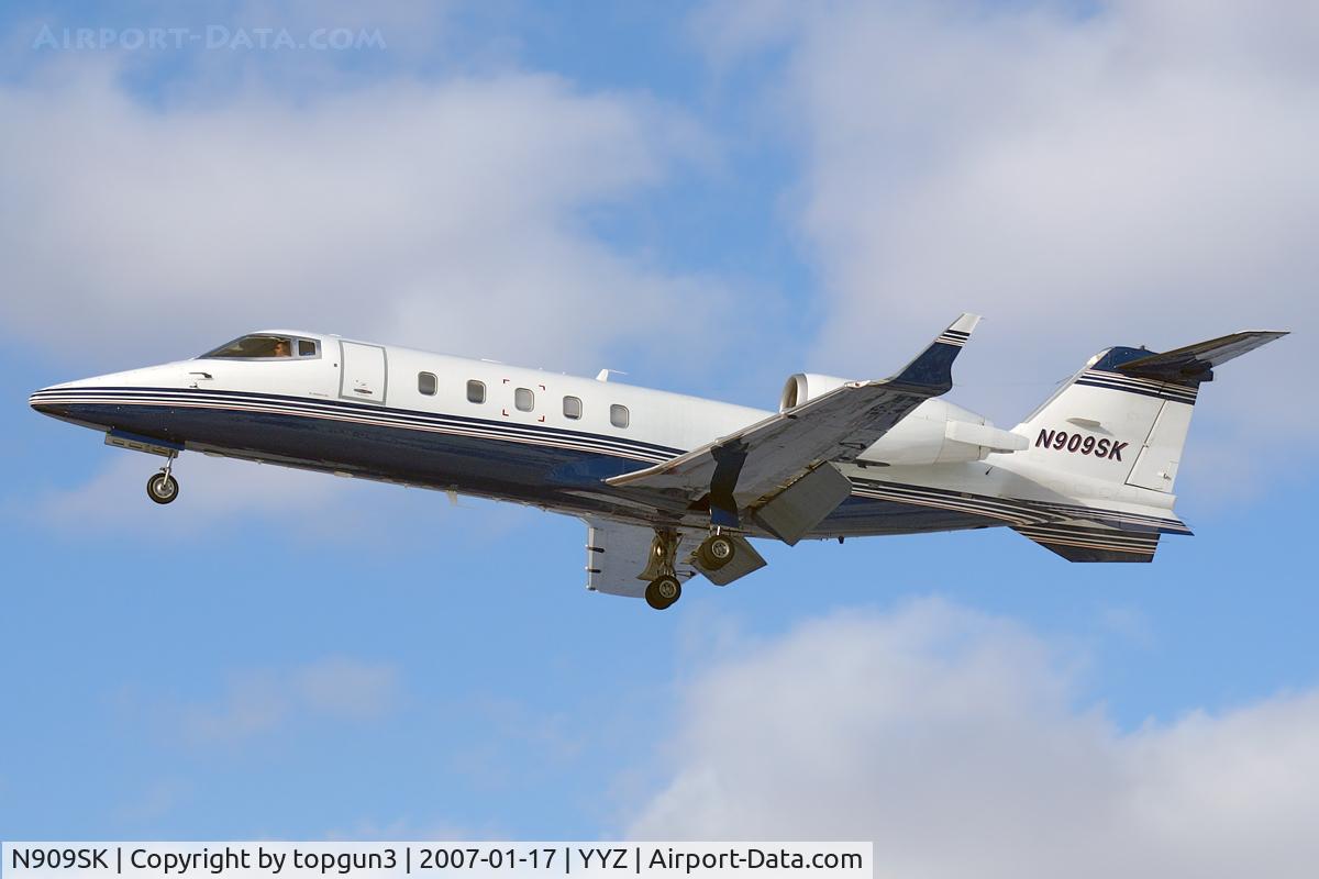N909SK, 1995 Learjet Inc 60 C/N 060, Short final for RWY23.