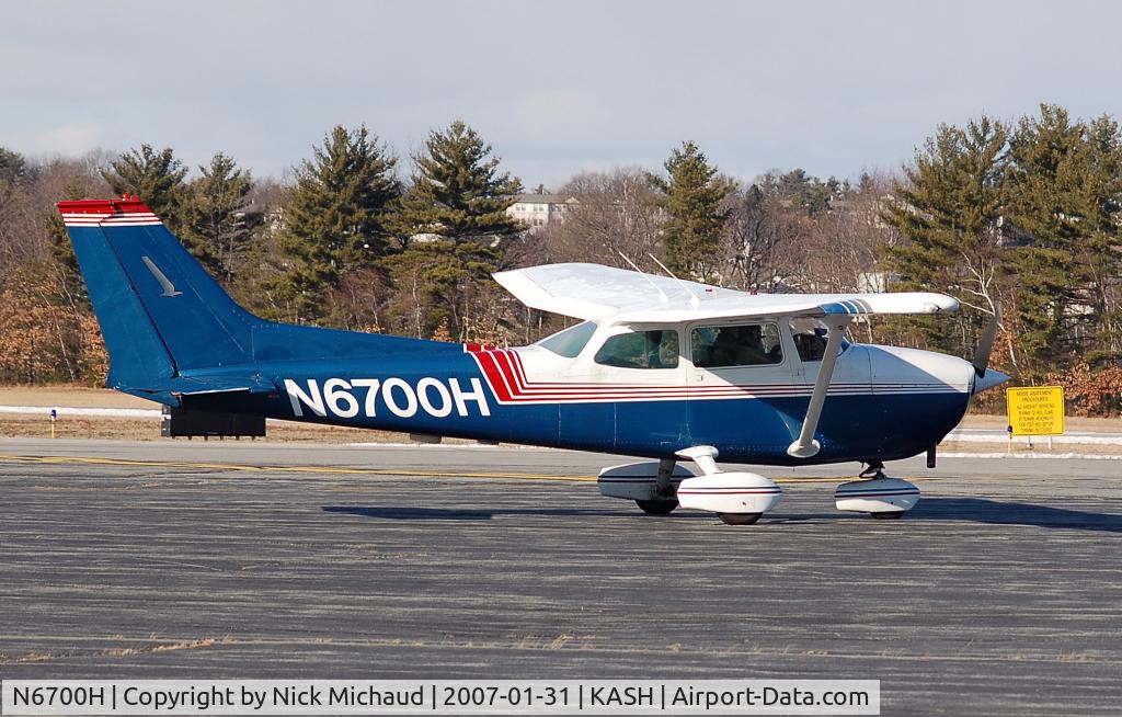 N6700H, 1975 Cessna 172M C/N 17265543, Cessna waiting in line for 32