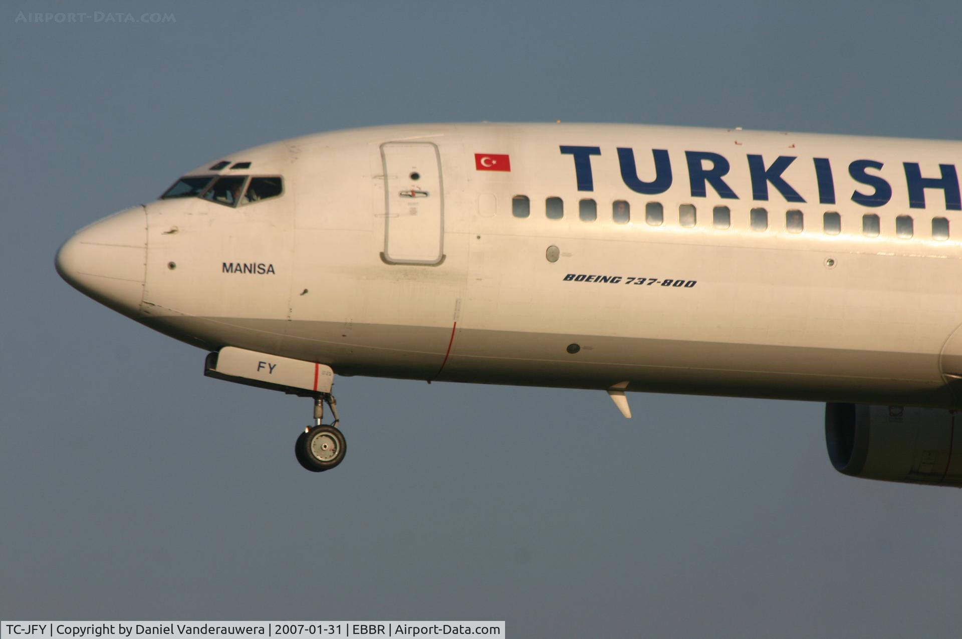 TC-JFY, 2000 Boeing 737-8F2 C/N 29783/497, descending to rwy 25L