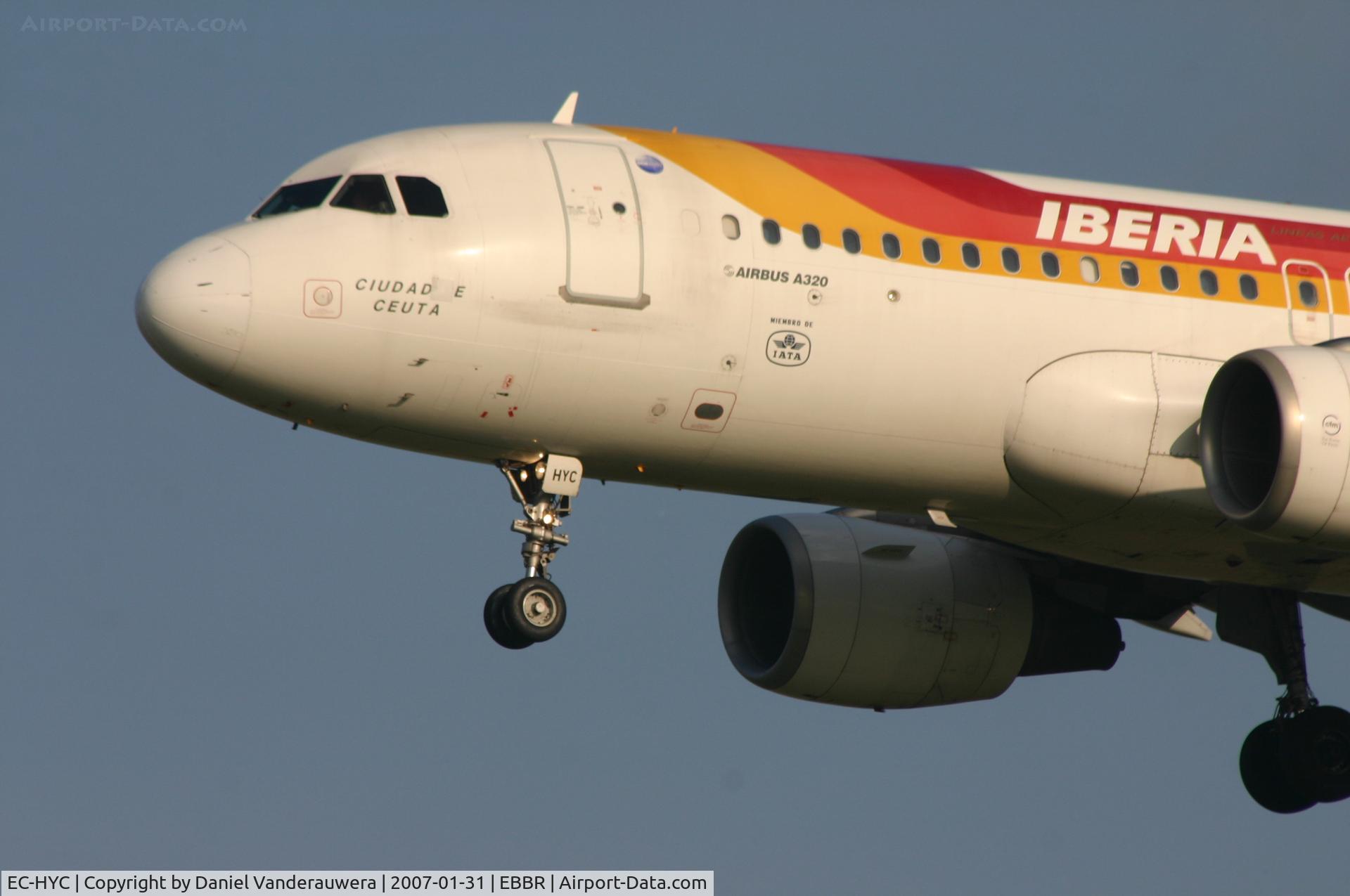 EC-HYC, 2000 Airbus A320-214 C/N 1262, descending to rwy 25L
