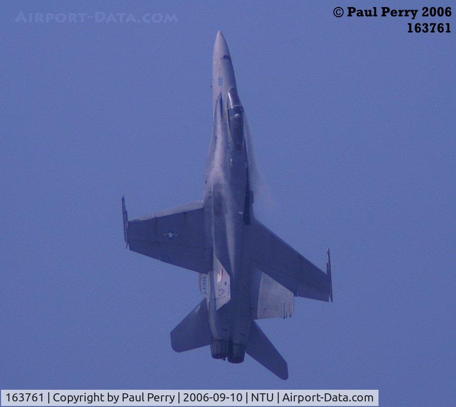 163761, 1989 McDonnell Douglas F/A-18C Hornet C/N 0839, Watch those LERX pull some vapor