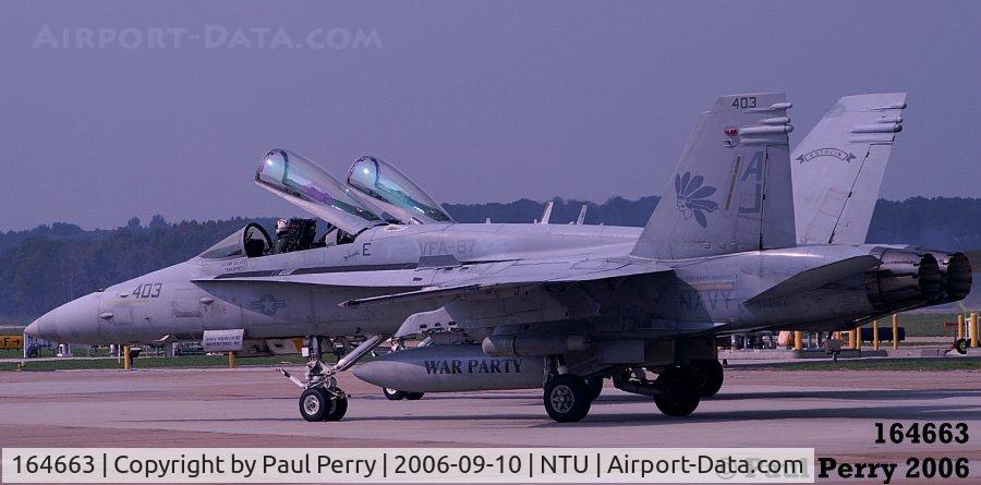 164663, 1992 McDonnell Douglas F/A-18C Hornet C/N 1090, Momentarily parked before the crowd after the demo