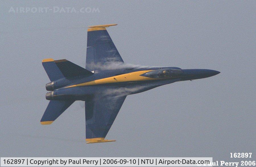 162897, McDonnell Douglas F/A-18A Hornet C/N 0450/A370, Pulling hard this time, Lead Solo doing his thing