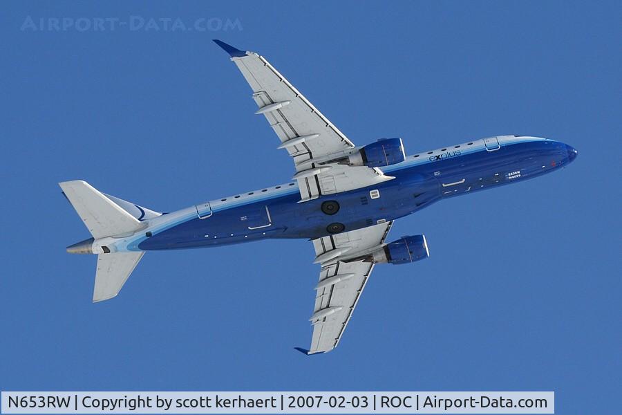 N653RW, 2005 Embraer 170SE (ERJ-170-100SE) C/N 17000076, departing 22