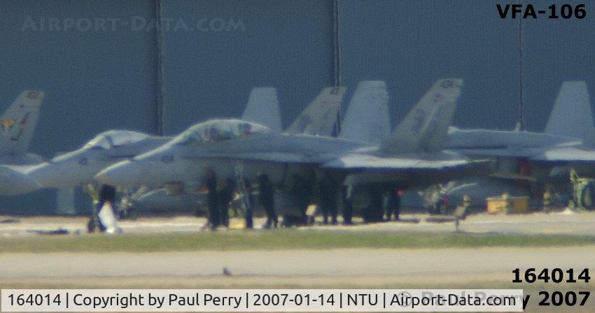 164014, 1990 McDonnell Douglas F/A-18D Hornet C/N 898/D041, AD-434 getting a lot of attention
