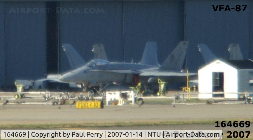 164669, 1992 McDonnell Douglas F/A-18C Hornet C/N 1099/C288, Back on the flightline, taking a break