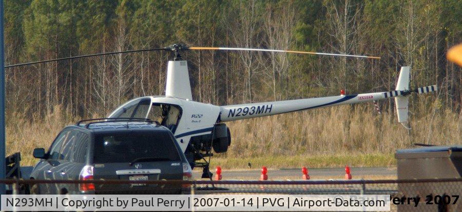 N293MH, 1999 Robinson R22 C/N 2932, R22, recently pulled out of her hangar