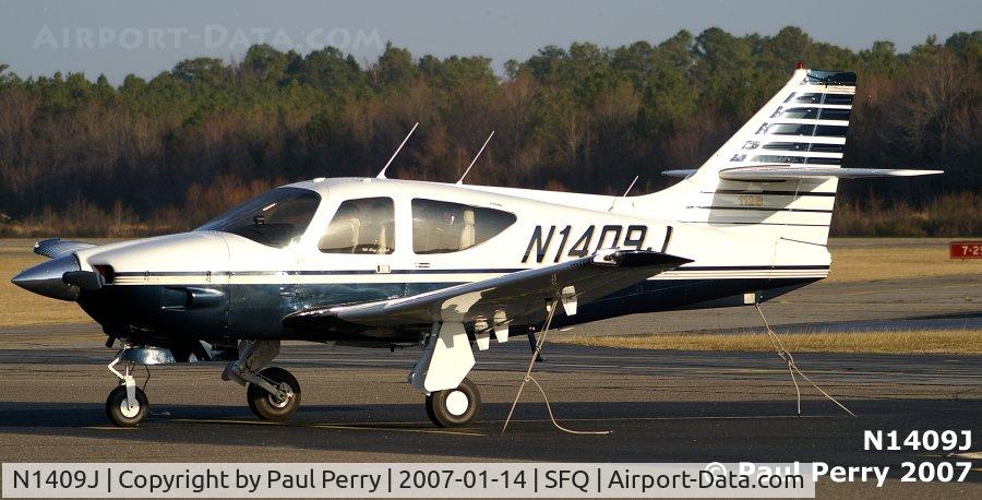 N1409J, Rockwell International 112B Commander C/N 510, Rockwell parked at Suffolk