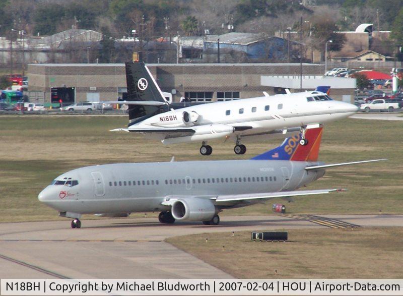 N18BH, 1967 Lockheed L-1329-23E JetStar C/N 5099, Lands on 112R