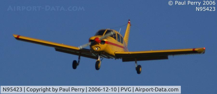 N95423, 1969 Piper PA-28-140 C/N 28-25941, A bit of a colorful surprise on final