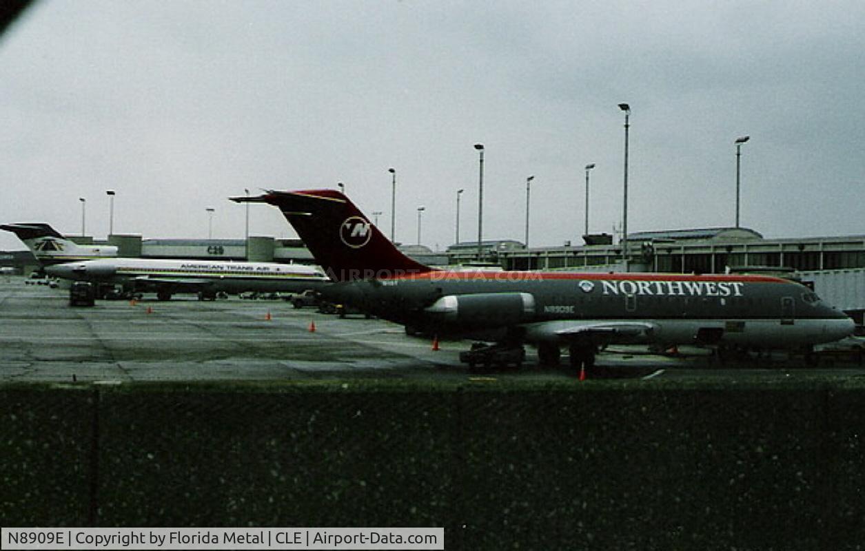 N8909E, 1966 Douglas DC-9-14 C/N 45770, Northwest DC-9-10