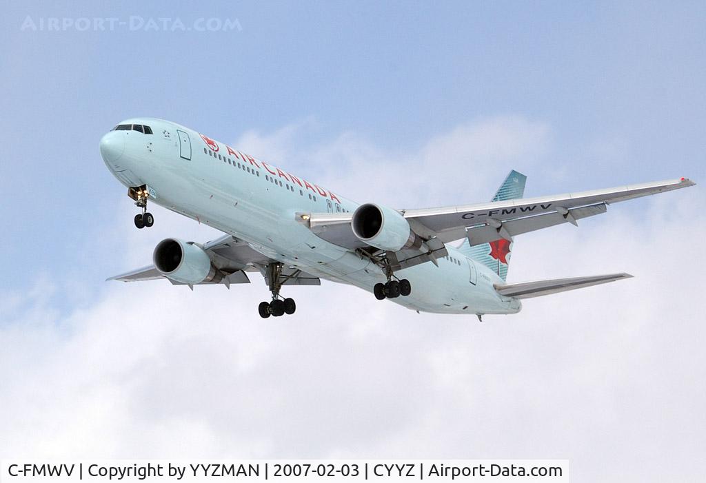 C-FMWV, 1995 Boeing 767-333/ER C/N 25586, Final approach for 24R