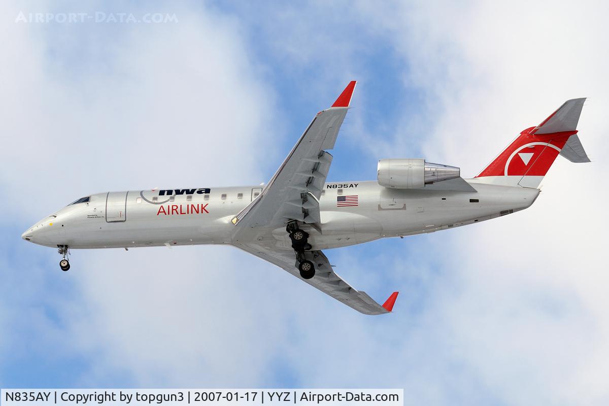 N835AY, 2005 Bombardier CRJ-200ER (CL-600-2B19) C/N 8035, Short final for RWY24R.