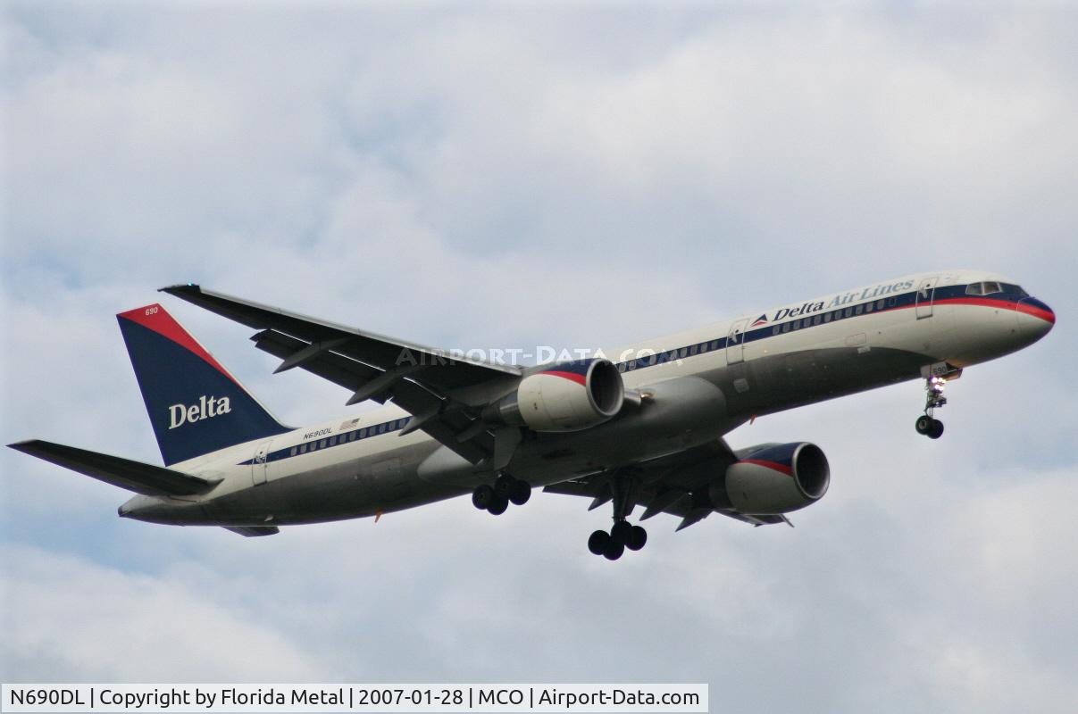 N690DL, 1998 Boeing 757-232 C/N 27585, Old colors Delta