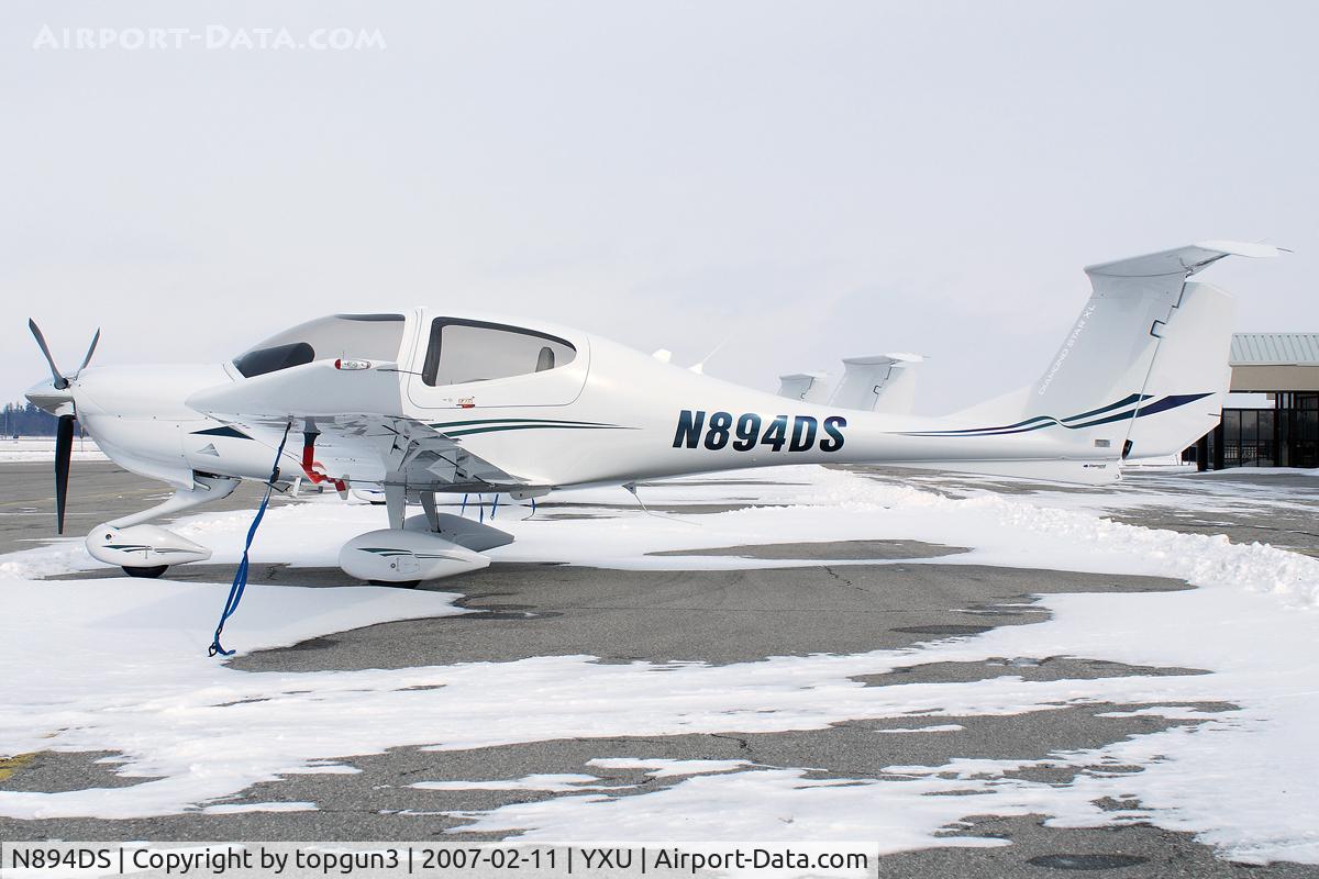 N894DS, 2006 Diamond DA-40 Diamond Star C/N 40.744, In front of Diamond Flight Centre