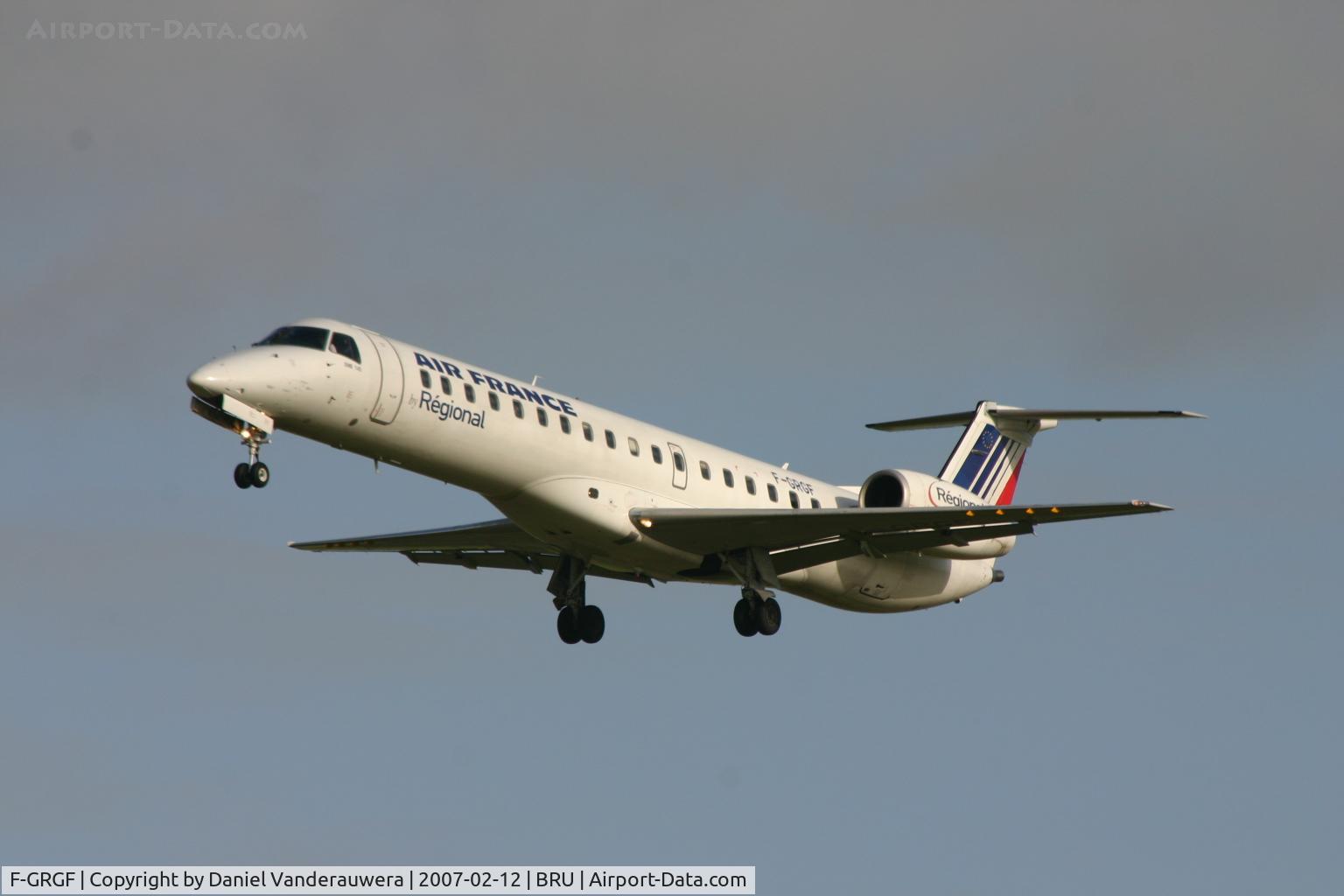 F-GRGF, 1998 Embraer EMB-145EU (ERJ-145EU) C/N 145050, flight AF3212 is descending to rwy 25L