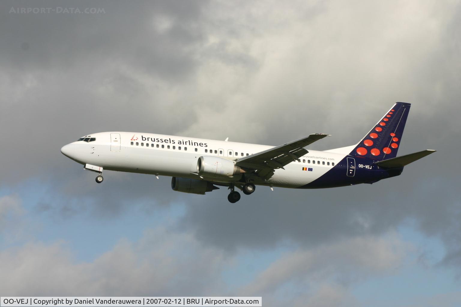 OO-VEJ, 1989 Boeing 737-405 C/N 24271, arrival of flight TV803 from BCN  -  new color scheme
