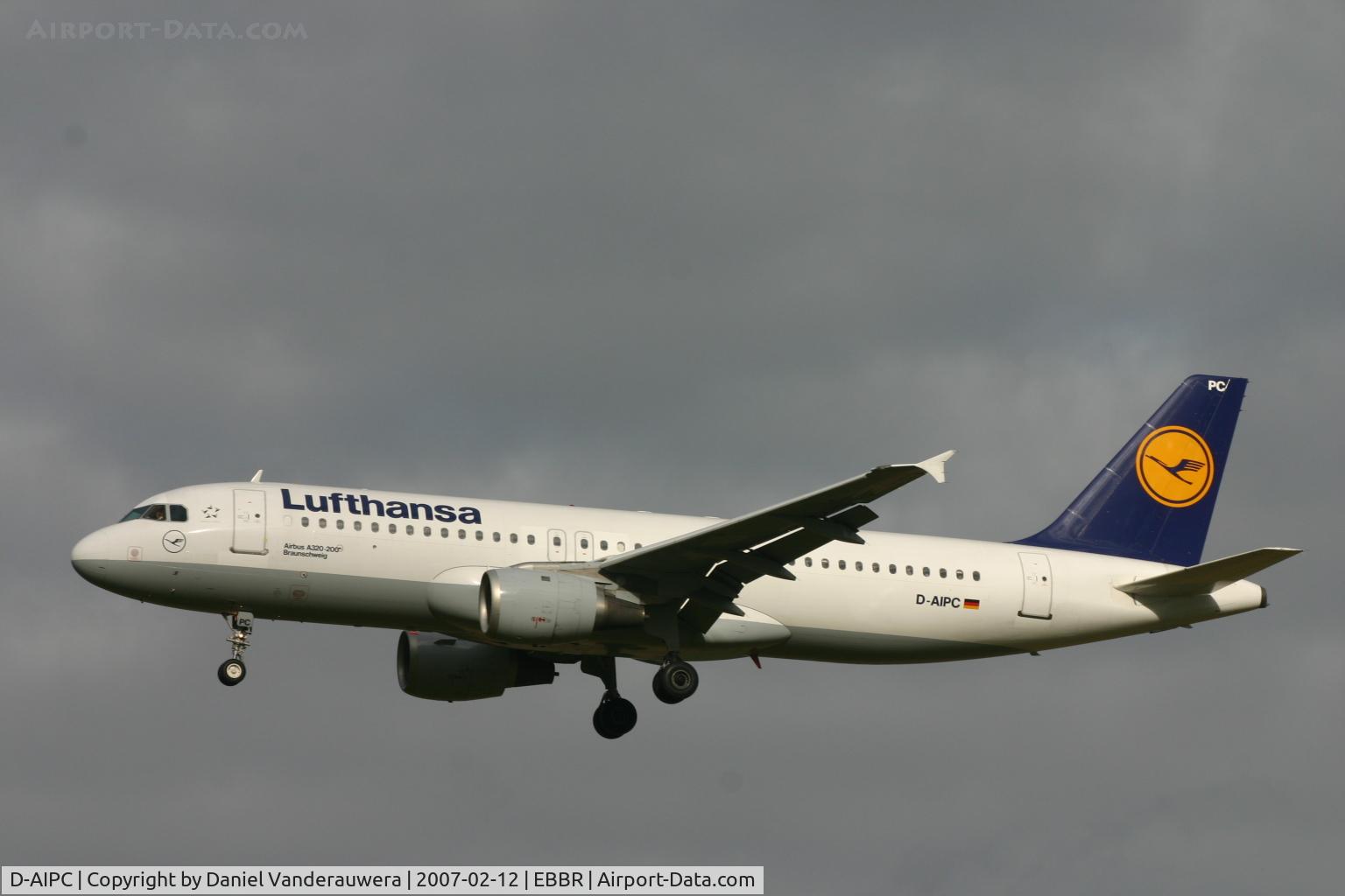 D-AIPC, 1989 Airbus A320-211 C/N 0071, flight LH4604 final to rwy 25L