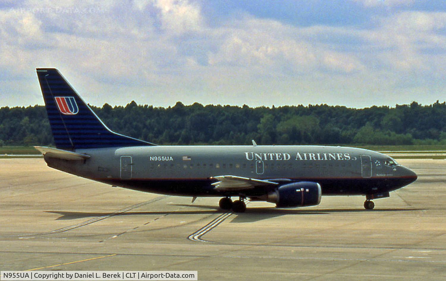 N955UA, 1993 Boeing 737-522 C/N 26703, Sweet United 737-500 taxies to its parking space at Charlotte.