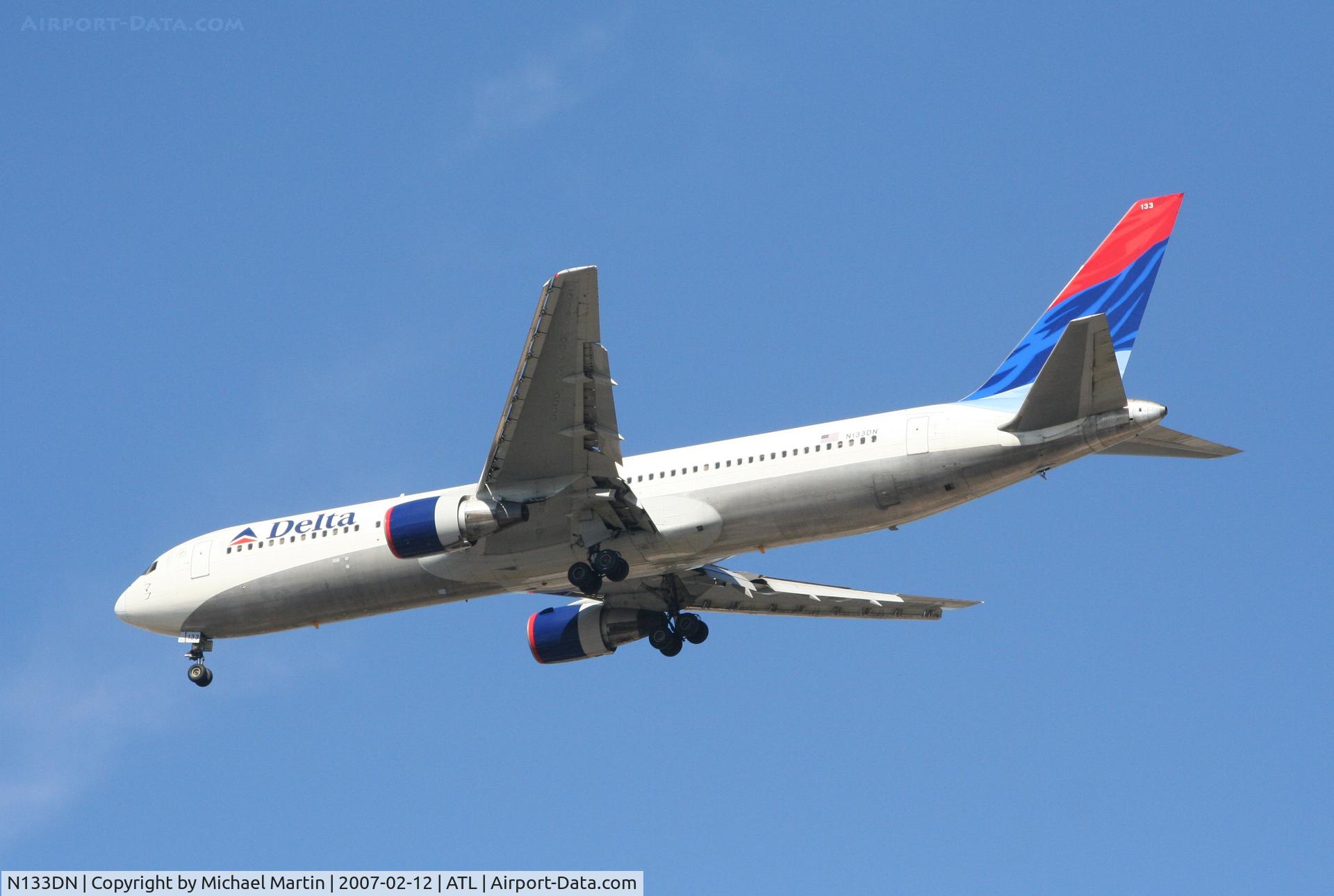 N133DN, 1991 Boeing 767-332 C/N 24982, On final for Runway 26L